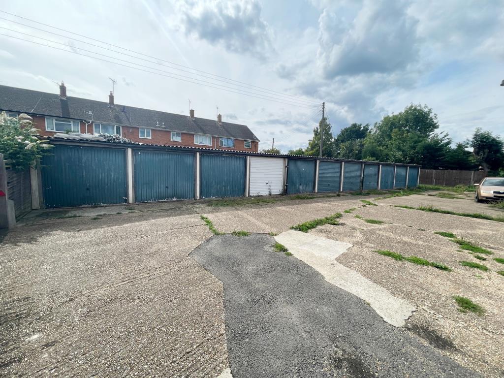 Lot: 18 - FREEHOLD BLOCK OF ELEVEN GARAGES - 